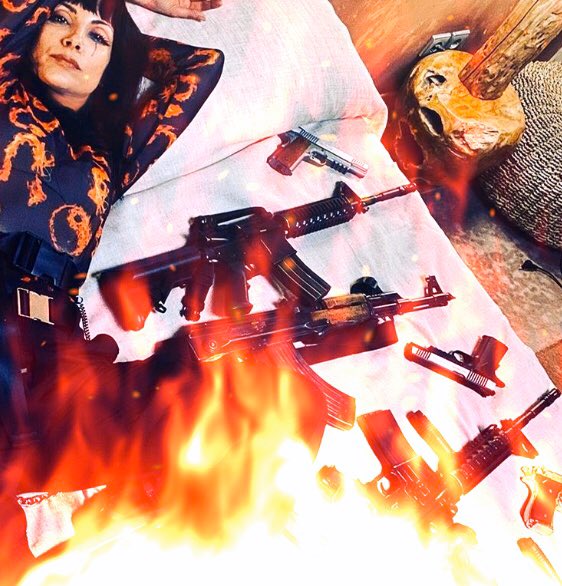 avaheavenx's tweet image. Zulema is about to set the roof on fire 🔥🔥 @Najwa_Nimri you have that FUEGO 💥 #VisAVisElOasis #hateweapons La que se viene putas