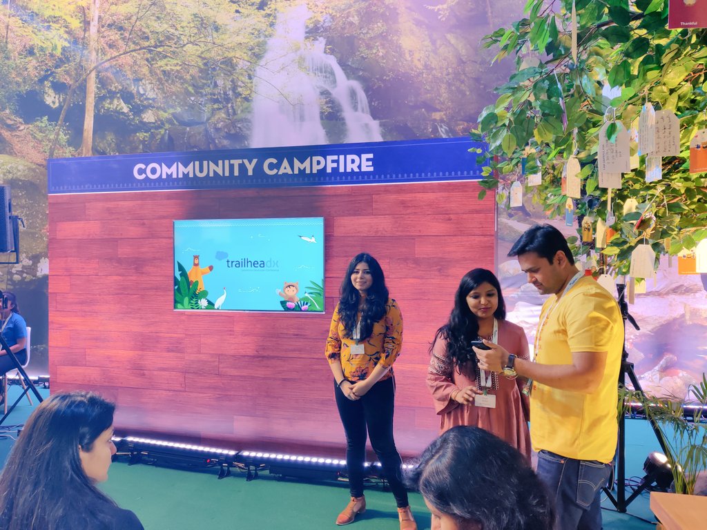 RadhikaBansalSF's tweet photo. @BajajRabia and @mittalpayalSF shinning bright at community campfire sharing about their experiences in community. #TDXIndia19 https://t.co/pLflHo8Oup
