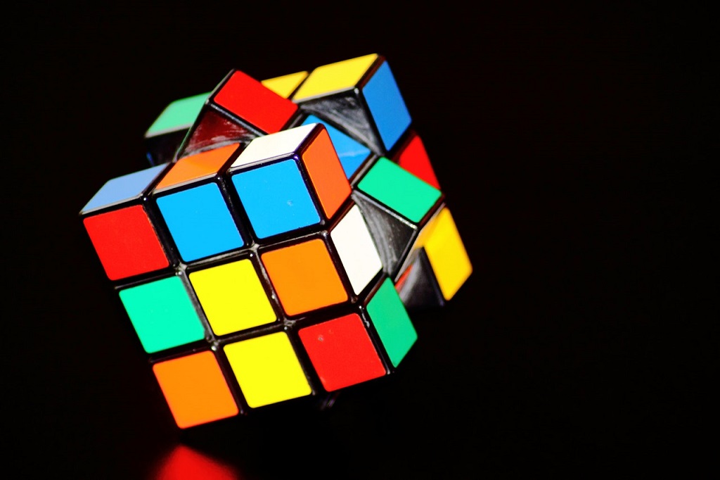 ¿Aún sin ideas para los regalos de Navidad? 🎁 Te contamos... 
El youtuber ucraniano, Evgeny Bondarenko, ha creado un cubo de Rubik para personas con #discapacidad visual o ceguera usando formas en relieve mediante un bolígrafo #3D . ▶️bit.ly/2SbFUWs