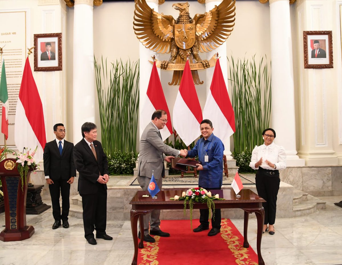 #SahabatKemlu Siang ini di Gedung Pancasila yang bersejarah ditandatangani perjanjian hibah antara Pemerintah Republik Indonesia dan <a href="/ASEAN/">ASEAN</a> untuk Pelaksanaan Hibah Repatriasi Pengungsi di Rakhine State, Myanmar #IndonesiaUntukDunia #IniDiplomasi