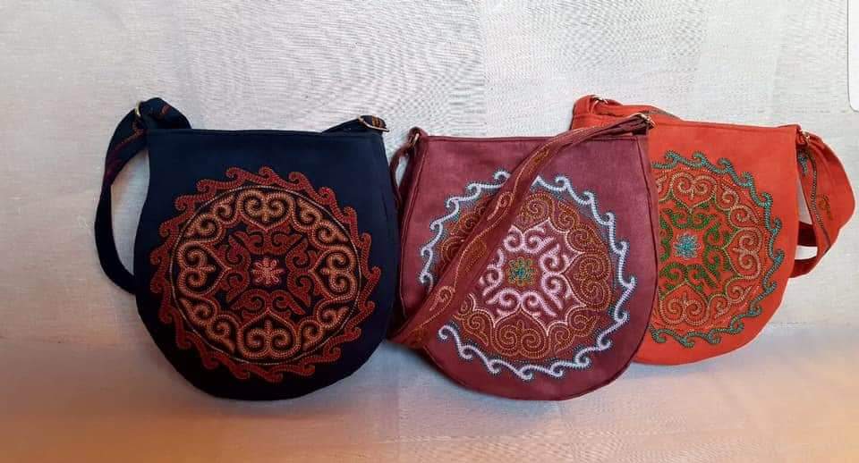 PC_Mongolia's tweet image. In a soum in Bayan-Ölgii, there are 15 women making handcrafted bags with designs unique to Ölgii and the Kazakh peoples. With the women being older, there are concerns that the traditions will die out

#projectFriday #peacecorps #peacecorpsMongolia #kazakh #talented