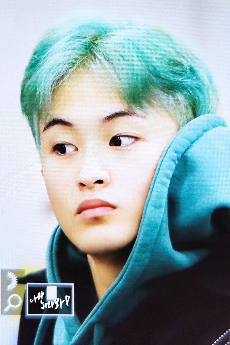 _onlylookatme's tweet photo. 191220 김포입국 #마크 #이마크 #MARK #NCT127 https://t.co/gWrcibECaO