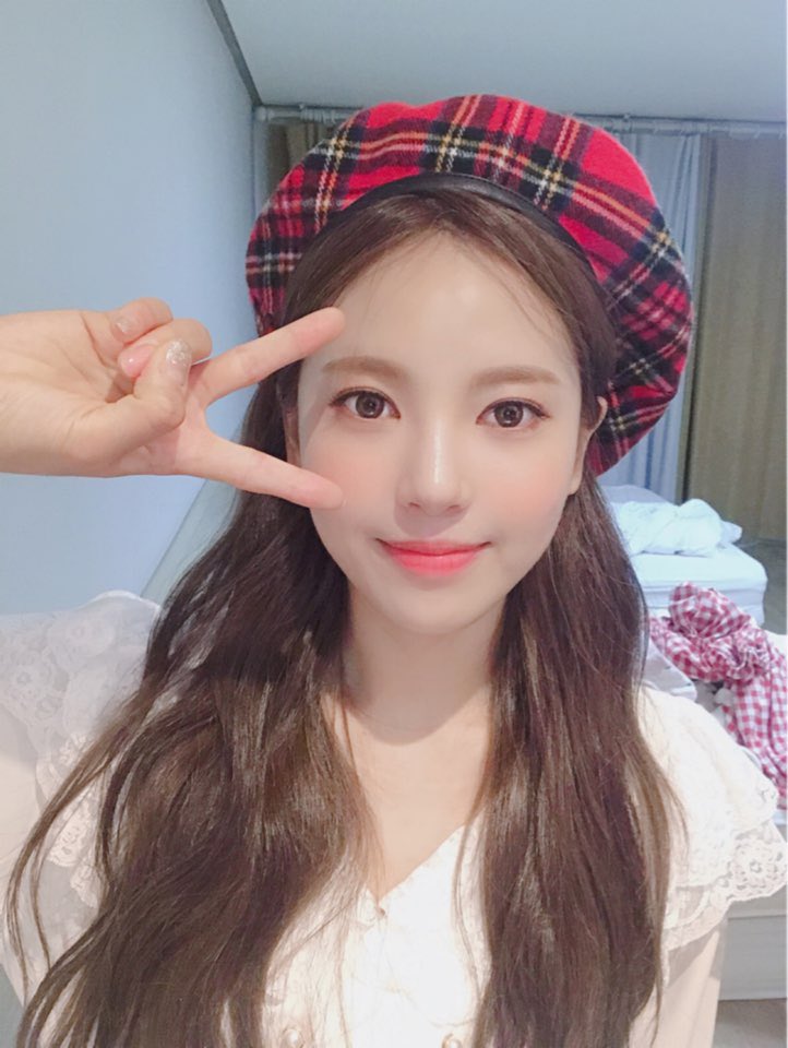 official_ARIAZ's tweet photo. #아리아즈_시현

늦었지만 올리는 울 아쯔들이 보고싶어하던 사진~!~!~!💝 뮤비 촬영할때 숙소에서 찍은 사진을 드디어!!! 케케 🤓오늘도 화이띵이에여 추운데 ㅠㅠㅠ아프지말고!!! 감기 조심하고 따숩게 하루 보내요💜 https://t.co/HdruENRMQz