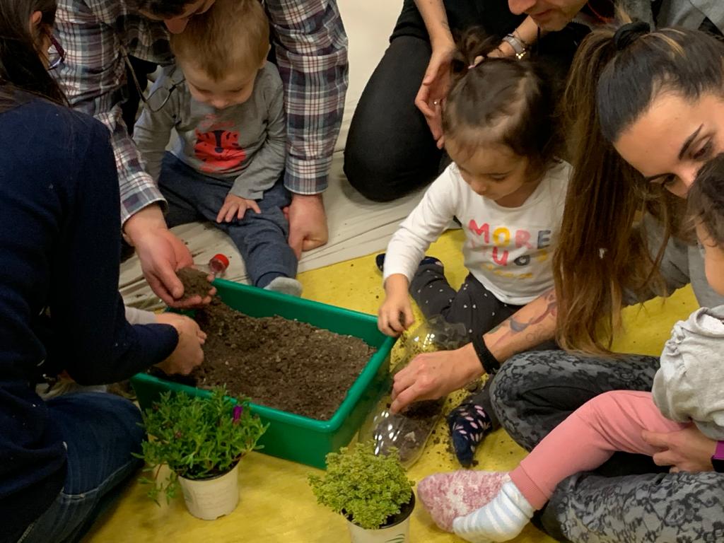 HipatiaFUHEM's tweet photo. Así despedimos el año en InfaNtil, compartiendo un ratito entre todas las personas que hacemos posible este proyecto: profes, familias y alumnado
#InfantilHipatia
#Hipatia https://t.co/eyxPdl4AnE