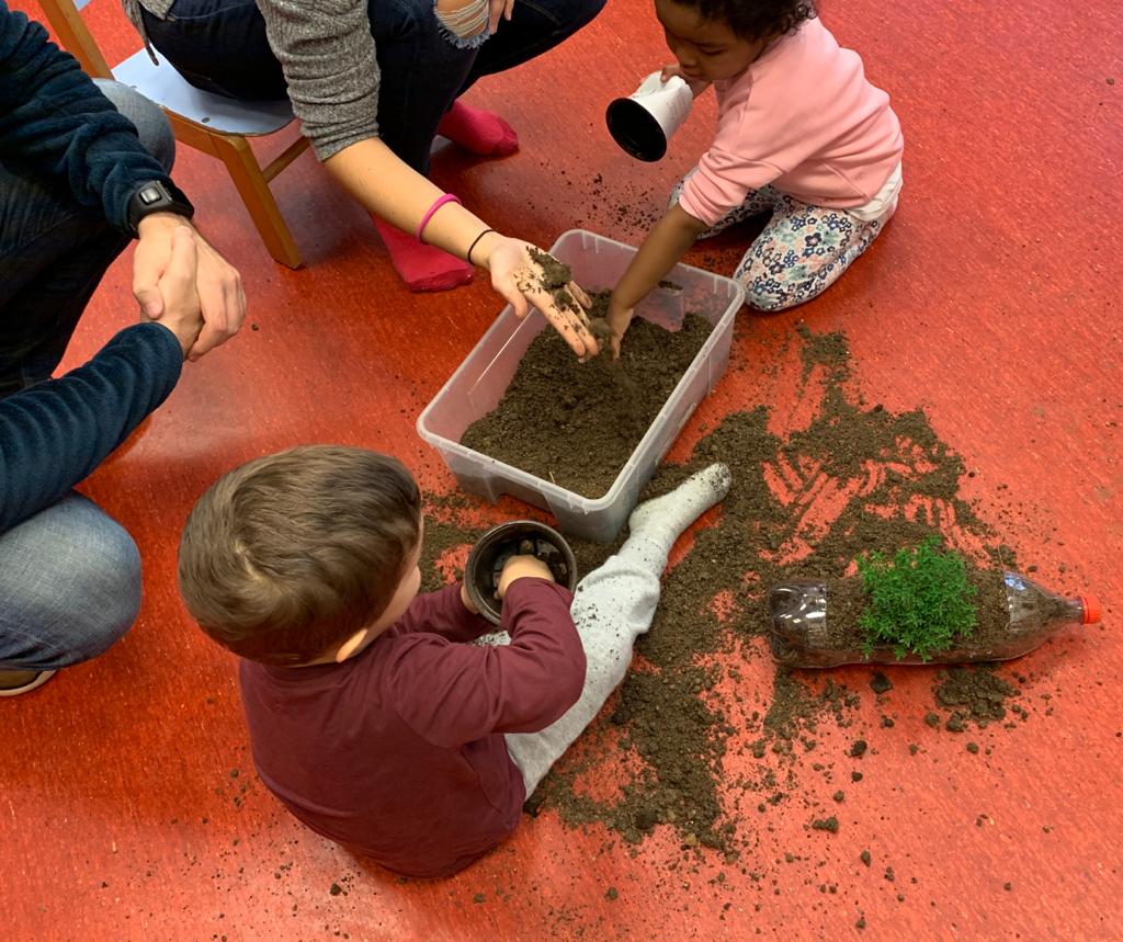 HipatiaFUHEM's tweet photo. Así despedimos el año en InfaNtil, compartiendo un ratito entre todas las personas que hacemos posible este proyecto: profes, familias y alumnado
#InfantilHipatia
#Hipatia https://t.co/eyxPdl4AnE