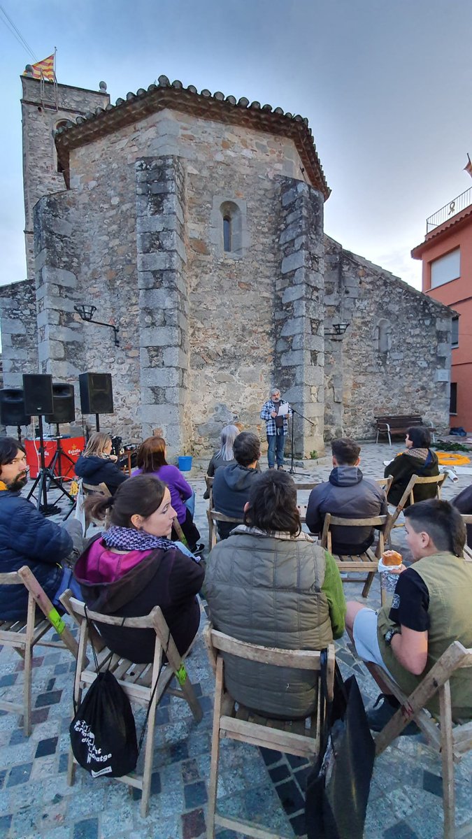 CxOrrius's tweet photo. El 9N, dins de les activitats de reflexió, vam traslladar als assistents, els objectius del @ConsellxRep. Aprofitàrem per convidar a assistir a la formació que impartiria l'equip de @Fem_Consell. Molt contents de rebre l'escalf de la gent d'@ANC_Dosrius. https://t.co/QQGRj08eSU
