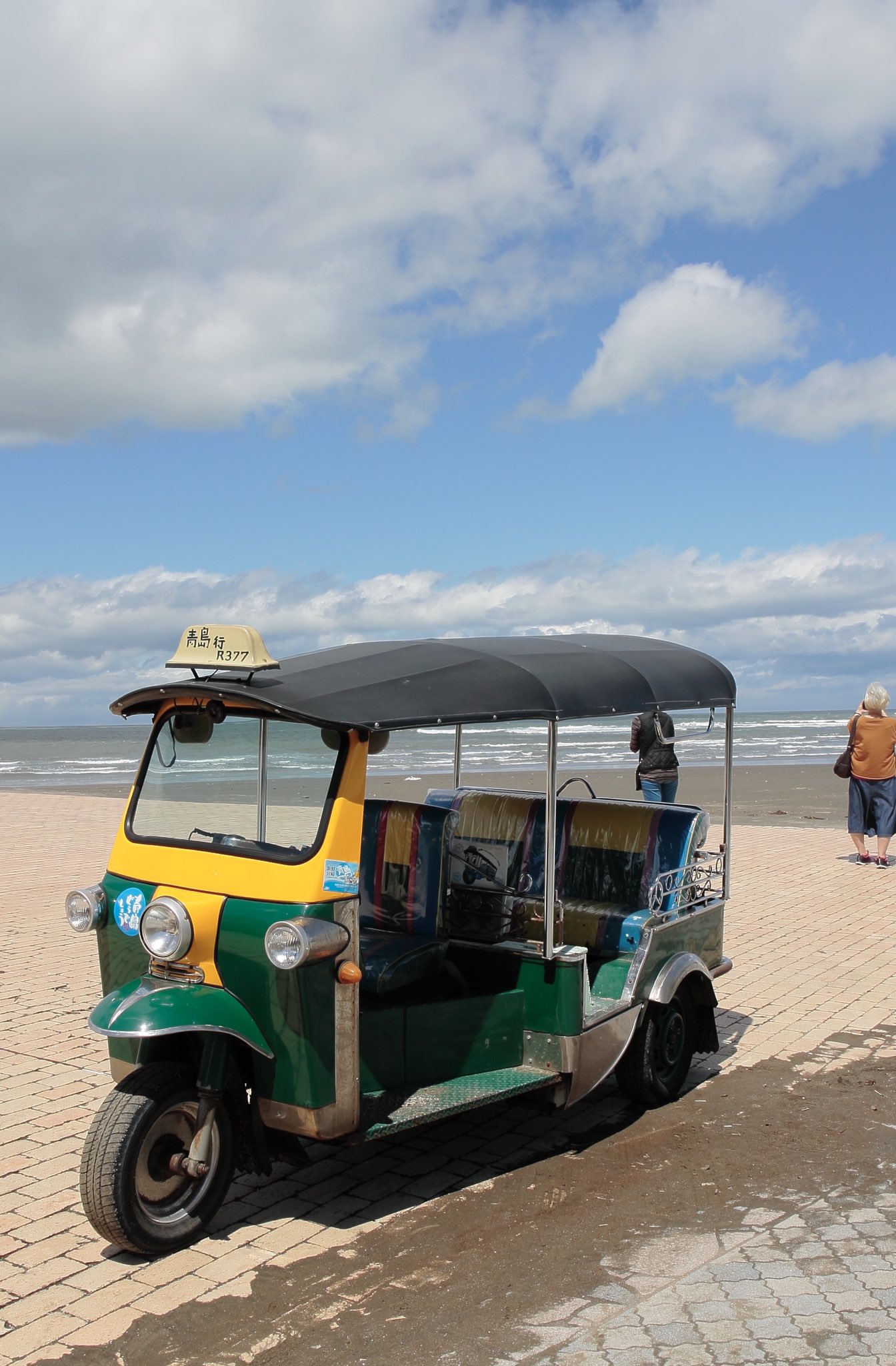 レッドバロン 公式 𝙅𝙪𝙨𝙩 𝙁𝙤𝙧 𝙍𝙞𝙙𝙚𝙧𝙨 バイクじゃないけど楽しい乗り物 トゥクトゥク タイのバンコクでは庶民の足 もしくは観光タクシーとして利用されています 日本でも稀に観光地で見かけますね 写真は宮崎県の青島神社前にて