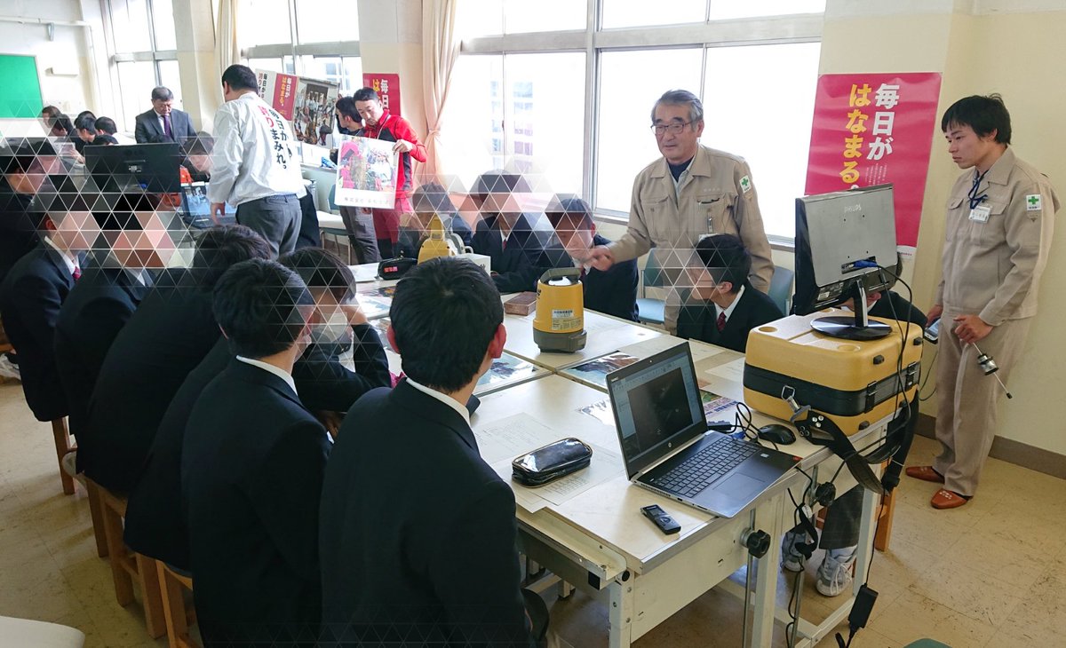 HANAMAR16's tweet photo. 先日、地元の高校に出向き「県内建設企業による高校生向け出前説明会」に参加させてもらいました✌️生徒さんに解りやすく説明できたか自信がありませんが、真剣に聞いてくれた生徒さんたちに感謝です😄

#仙北建設業協会 #女性部会 #HANAMARU #大仙市 #出前説明会 https://t.co/n8gkzvET3d