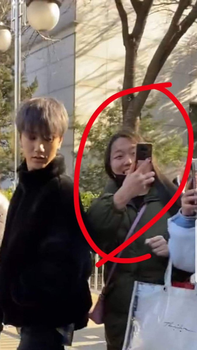 choaerii_'s tweet photo. She's so rude! Don't called urself ELF if u hurt other members like this gurl. She should apologize to Yesung. This isn't first time. I just hate the girl seriously.. #SUPERJUNIOR #RespectYesung https://t.co/lbVTIOh96c