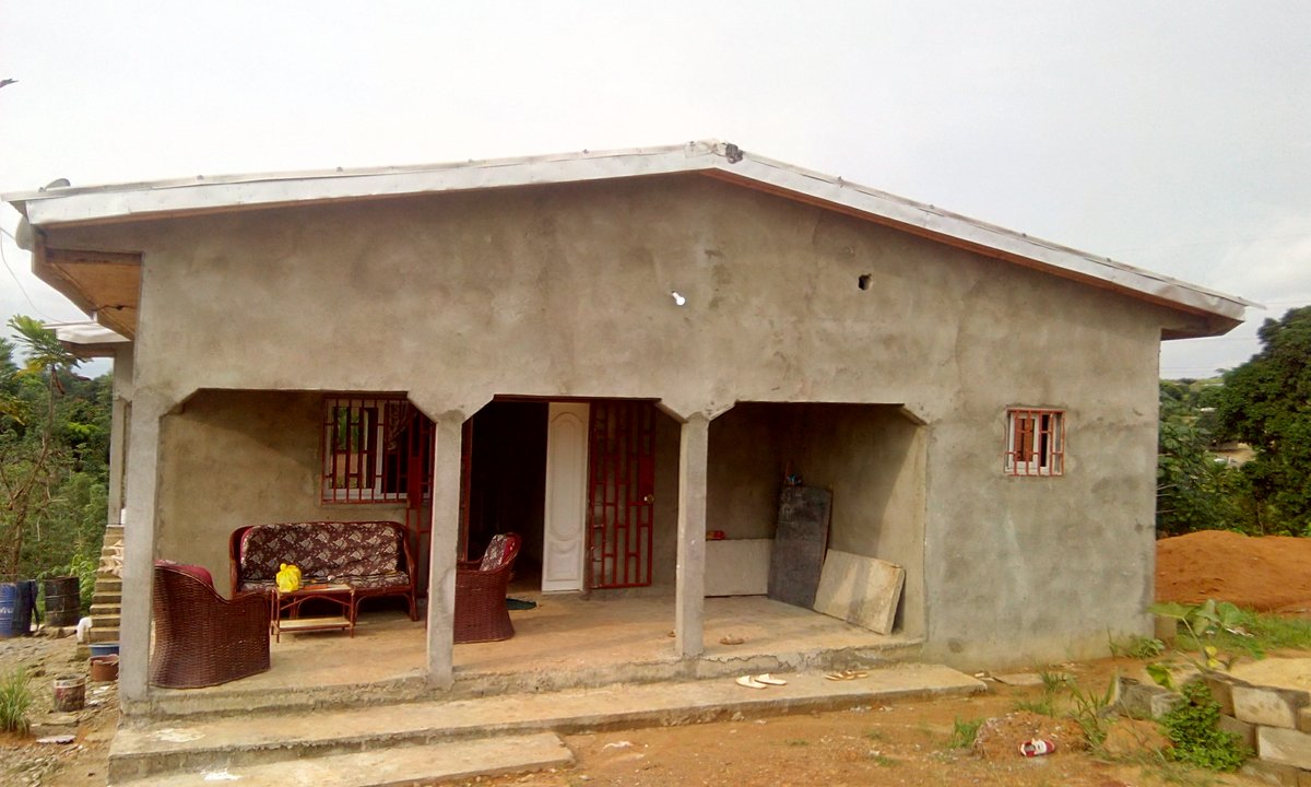 Solarboxgabon's tweet photo. Chez cette dame au PK18 , au quartier La Manguier , le solaire est désormais une réalité.
Elle a choisi de mettre toutes ses ampoules ( 11 ) au solaire avant progressivement de mettre ses prises également au solaire.
#MerciPourVotreConfiance
#SolarBoxGabon
#DesFetesDansLaLumiere https://t.co/s9I99Zma3K