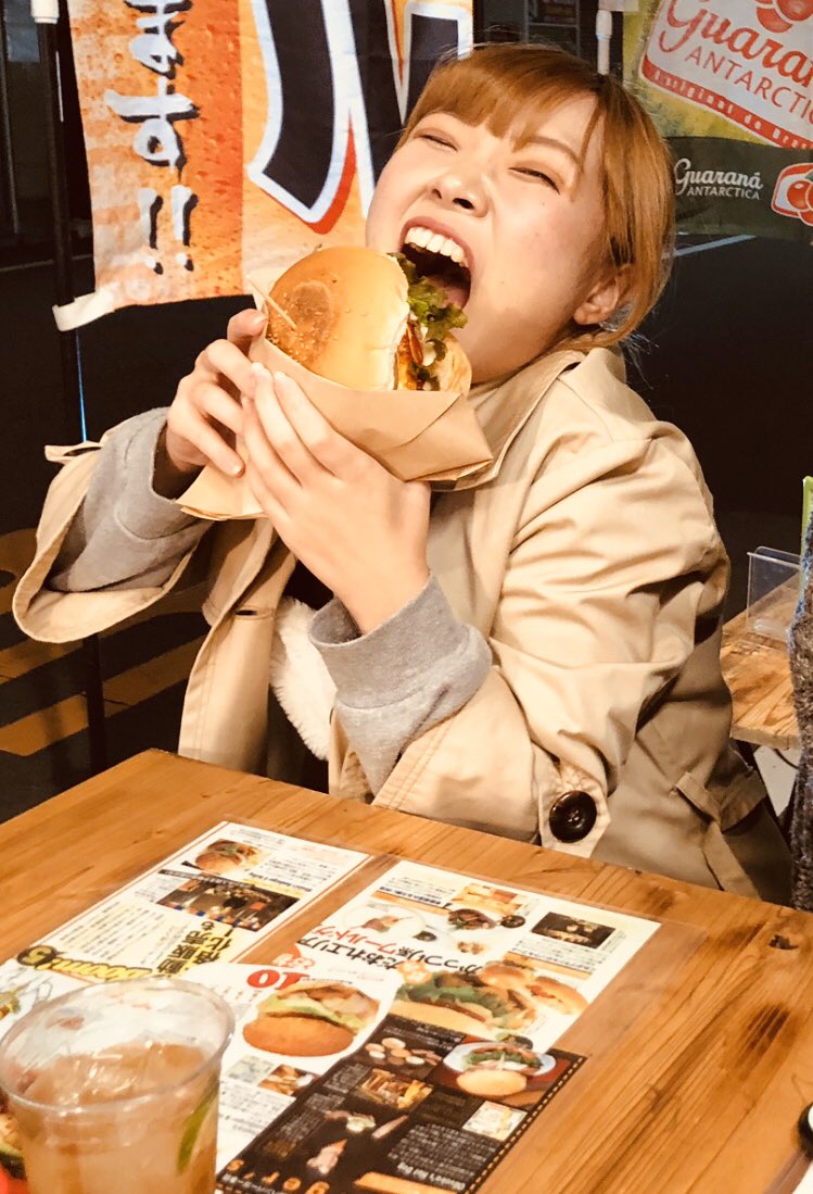 oliveirasburger's tweet photo. #オリベイラズ　＃大阪　#日本橋　#オタクロード　#ハンバーガー　#本当ドッグ　#屋バーガー　#ストリートフード　#屋台　#ウーバーイーツ　#oliveiras #hamburger #hotdog #yabarger #osaka #nipponbashi #otakuroad #streetfood #ubereats https://t.co/VW3zTH5yUA