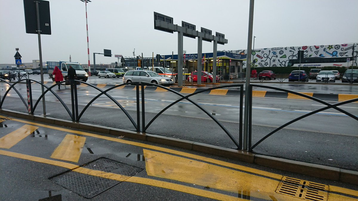 octaviozl's tweet photo. Guess what's behid the line of parked shuttles and all the barriers! (the wayfinding is wrong too) Frustrating tansport infra, it took me 10 min to find the place. #BergamoAirport #LeftLuggage #CarDom https://t.co/jZrpcBClJi