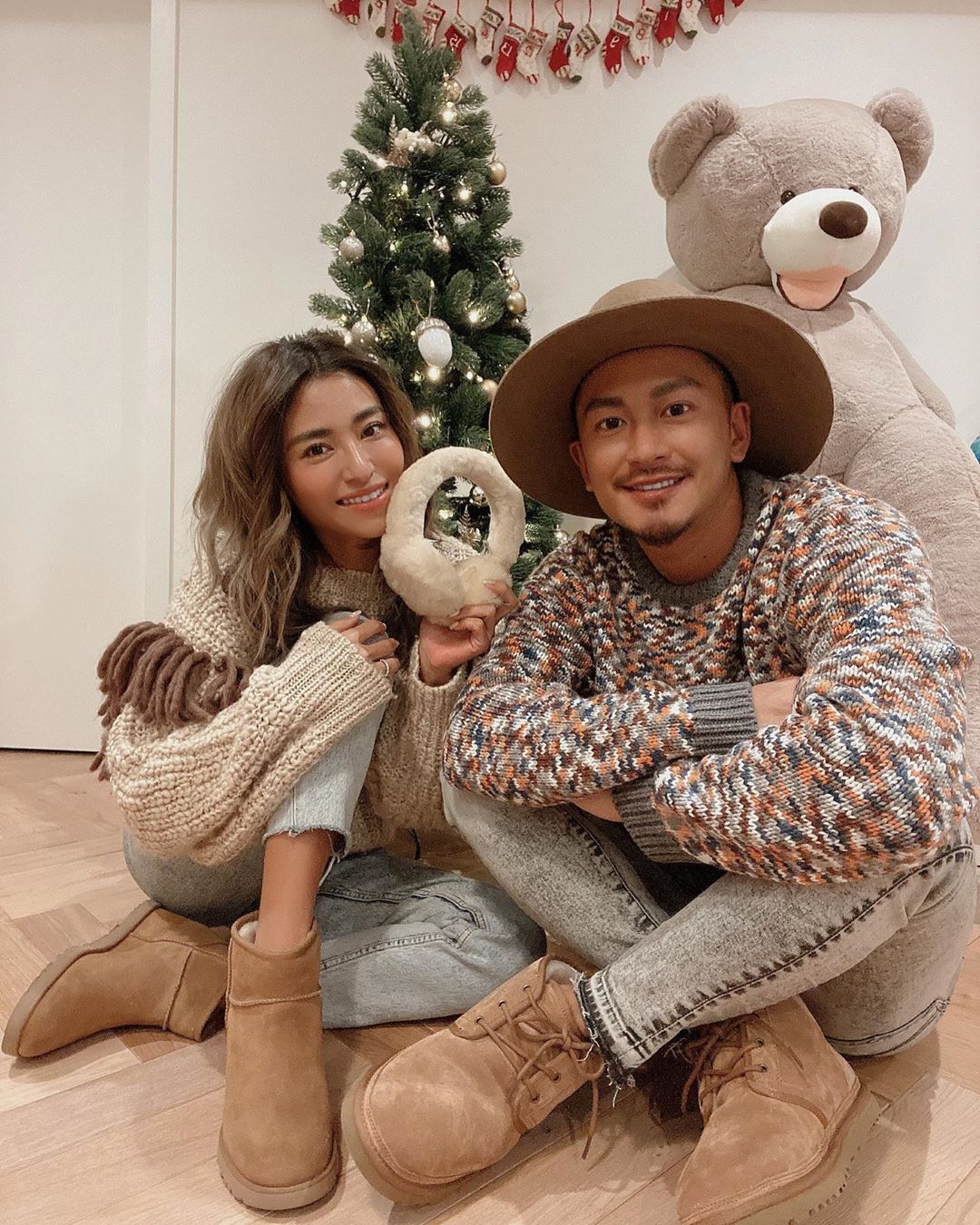 O Xrhsths Ugg Japan Sto Twitter 山中美智子さん 北岡伸多朗さんご夫婦がアグ でクリスマスプレゼント交換 チェスナットコーデが素敵ですね 選んでいたただいたのは クラシックフェム ウィメンズ とニューメル メンズ お揃いカラー コーデがとてもお似合いですね