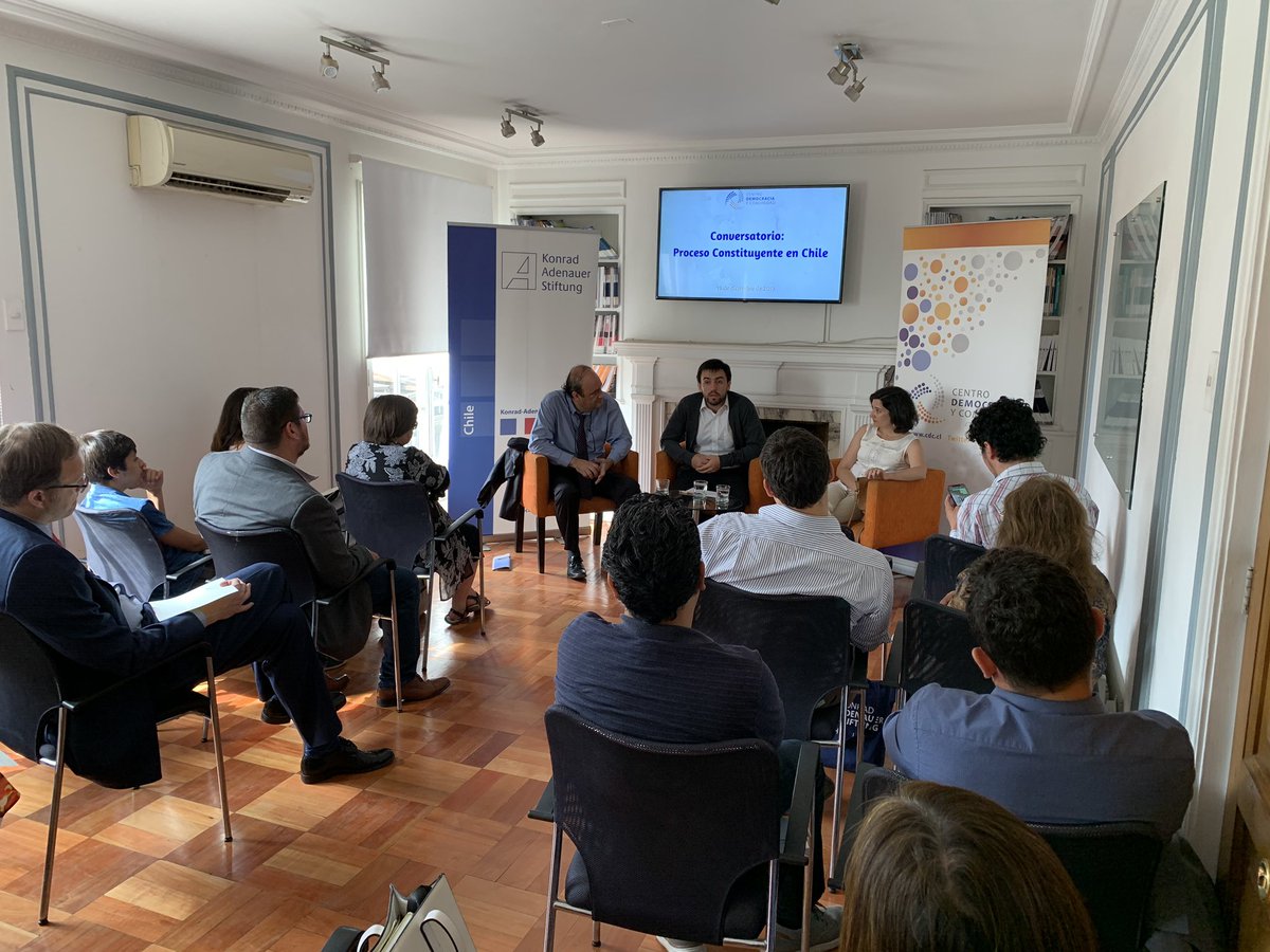 cdc_cl's tweet photo. Fotos del día de ayer en nuestro conversatorio constituyente junto a María Cristina Escudero, quien formó parte de la Comisión Técnica encargada de elaborar propuesta de reforma constitucional, y Patricio Zapata, nuestro presidente #SomosCDC https://t.co/Fvz70FZccT