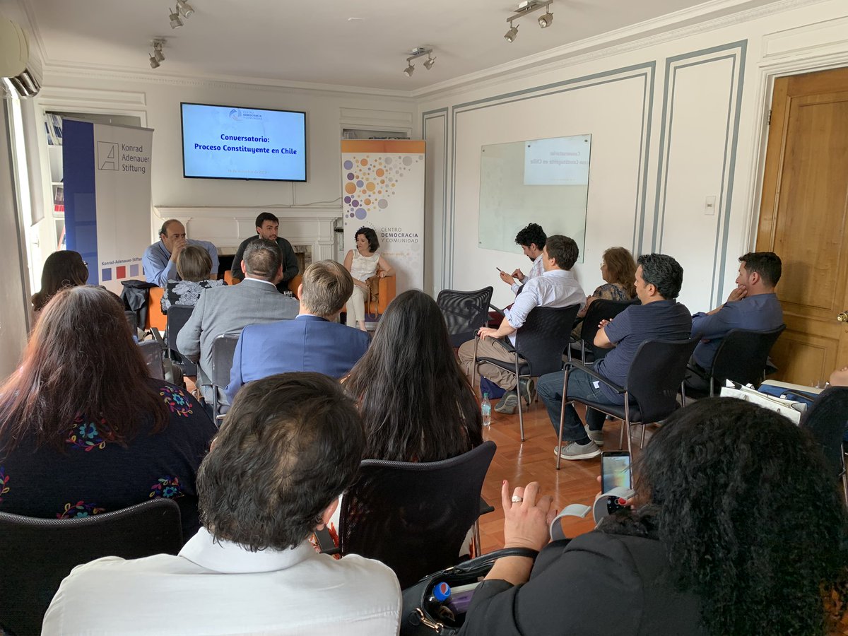 cdc_cl's tweet photo. Fotos del día de ayer en nuestro conversatorio constituyente junto a María Cristina Escudero, quien formó parte de la Comisión Técnica encargada de elaborar propuesta de reforma constitucional, y Patricio Zapata, nuestro presidente #SomosCDC https://t.co/Fvz70FZccT