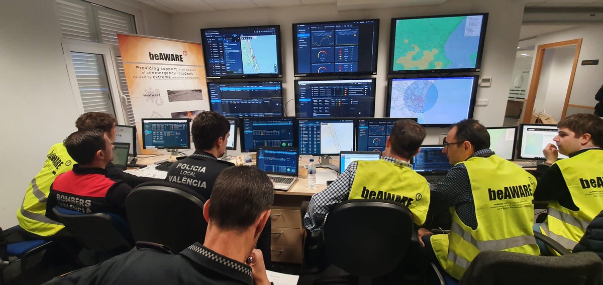 policialocalvlc's tweet photo. @BEAWARE_H2020 és un projecte europeu 🇪🇺 en què hem treballat per tal de protegir millor en cas d'emergència

El resultat: un sistema altament eficient, el qual volem conservar en funcionament al nostre #CISE

Vídeo resum de la prova pilot a #ElSaler: https://t.co/aqm1vtj7Aa https://t.co/qFFNdIIdlQ