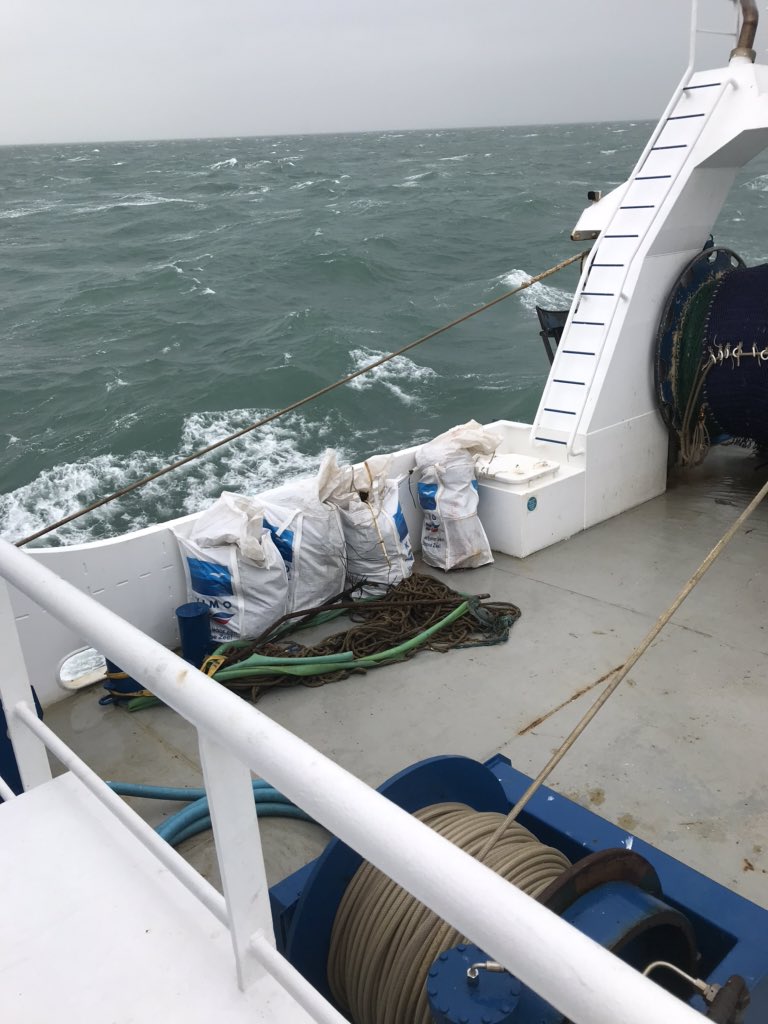 henkknurf's tweet photo. Laatste visreis van 2019 weer gehad. ook de laatste bigbags van 2019 gaan weer op de kant. De bemanning van de MDV1 wenst iedereen fijne feestdagen en alvast een gelukkig nieuw jaar #fishing #Duurzamevis #mdv1 https://t.co/Fc9Bfi4Zb7