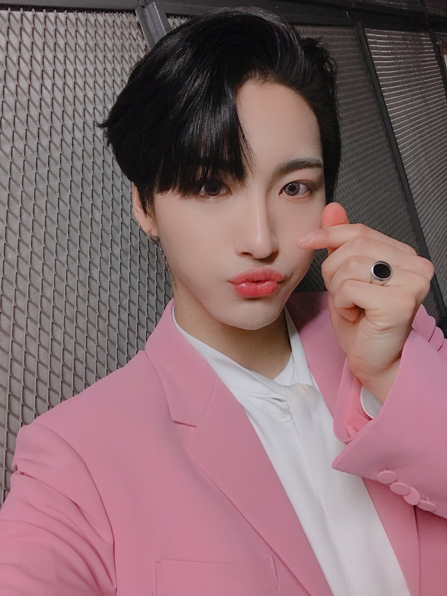 ATEEZofficial's tweet photo. [#성화] 오늘 에이티니에게 드리는 하트는 핑크색입니다💝💞💓💗💖💘💕
#ATEEZ #에이티즈 https://t.co/rSdWJNNCNF