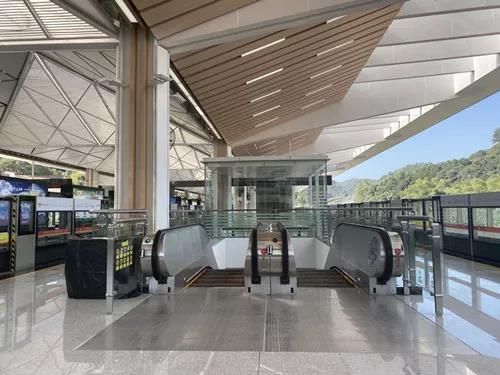 Guangzhou_City's tweet photo. The west extension of Guangzhou Metro line 21 linking Yuancun to Zhenlongxi officially start operating today. The Line is about 61.5 km long with a total of 21 stations, stretching from east to west between Zengcheng and downtown Guangzhou. #GuangzhouMetro #Line21 (Photo: 陈子昕) https://t.co/zSLf3vYIMf