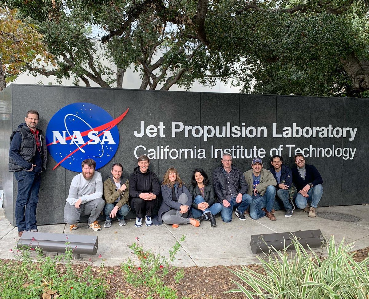 TheViv86's tweet photo. Field trip with my Lost In Space family! @lostinspacetv @netflix @Legendary #sciencemeetsscifi https://t.co/Whv9OY4yCQ