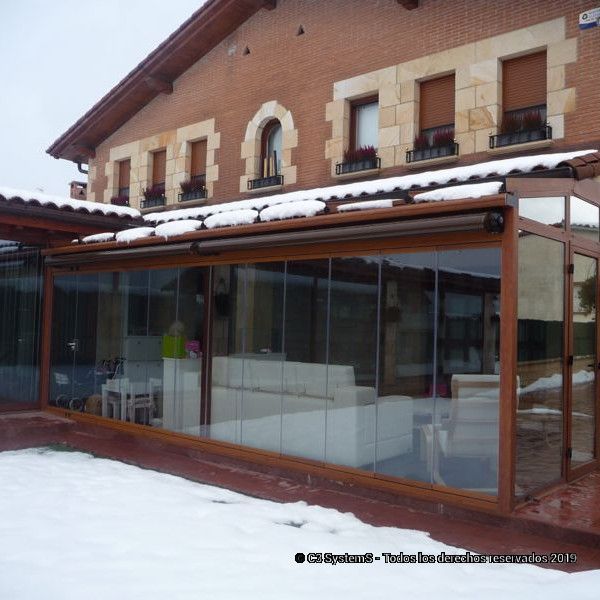 ¡Let it snow, let it snow, let it snow! ❄️⛄️
La navidad asoma por la esquina y que mejor manera de disfrutar de la nieve que resguardado en un cerramiento de cristal SEEGLASS, perfectamente compatible con climas fríos y húmedos.
Más info:buff.ly/2JNxFeq

#cerramientos