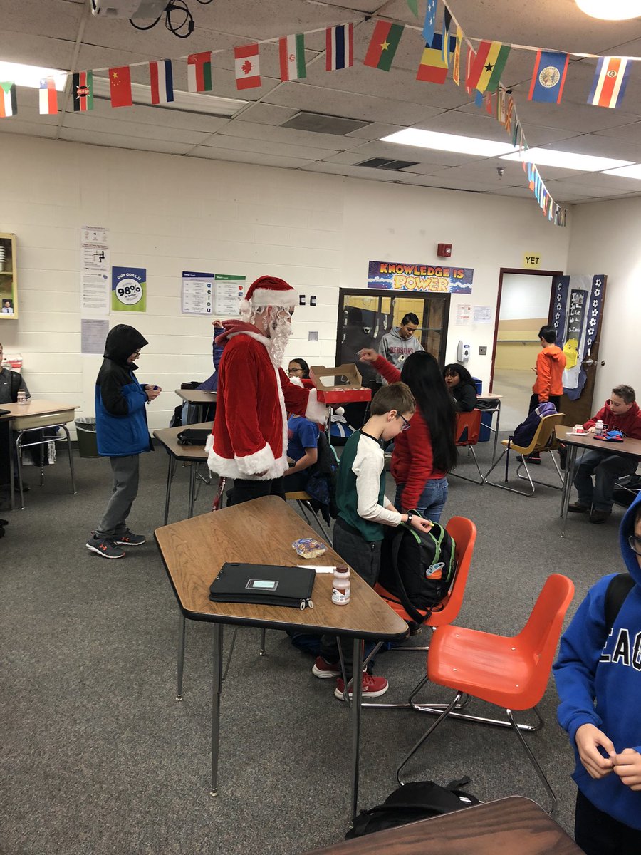 MrMcVayGTJMS's tweet photo. SANTA!  I know him! @PortersSciClass https://t.co/5wCgOGGZ43