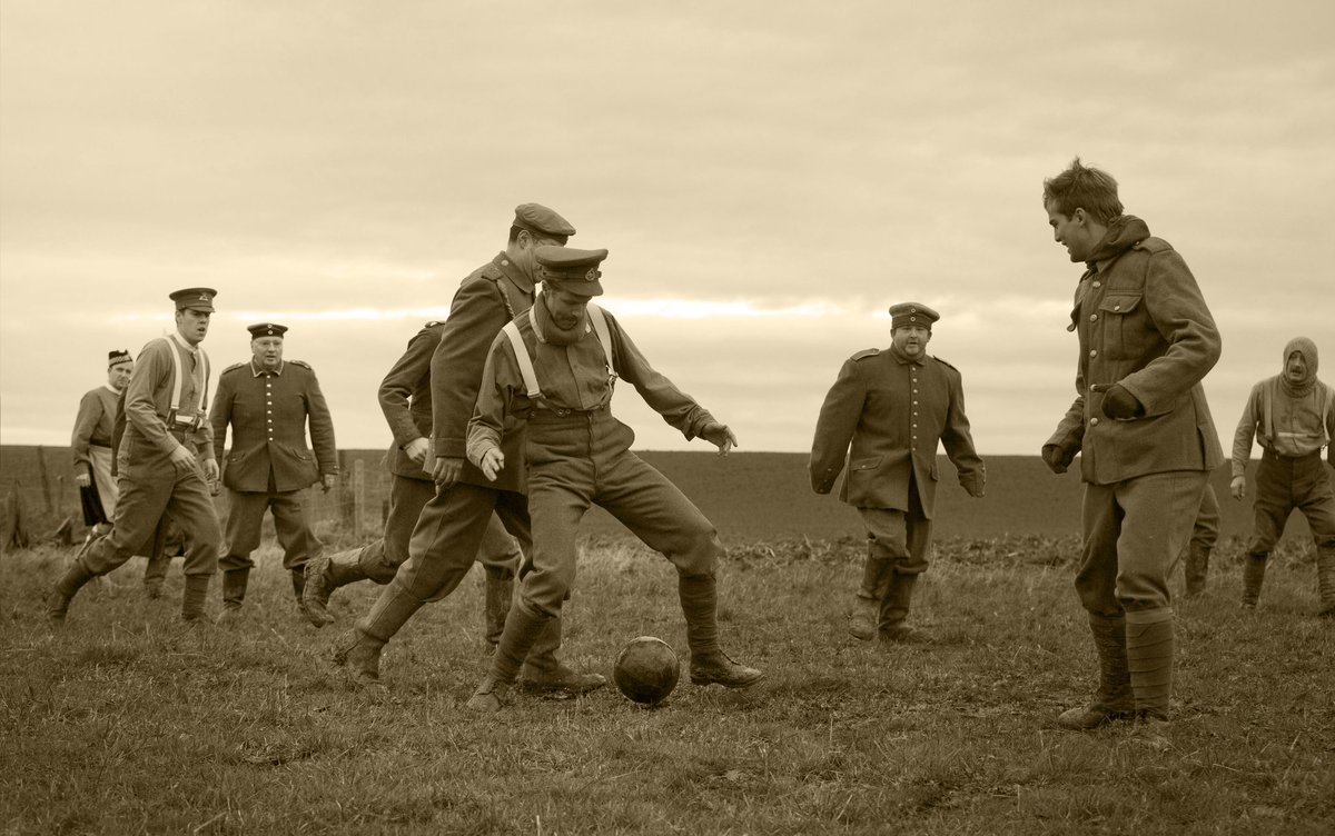 secretshistoire's tweet photo. #Noel en 1914 🎄
« Nous allions tirer sur eux quand nous avons vu qu’ils n’avaient pas de fusils [...] environ deux minutes plus tard, le terrain entre les deux lignes de tranchées était rempli d’hommes et d’officiers des deux côtés, se souhaitant un joyeux Noël ». 🇬🇧🇩🇪 https://t.co/TfuUhwGu5E