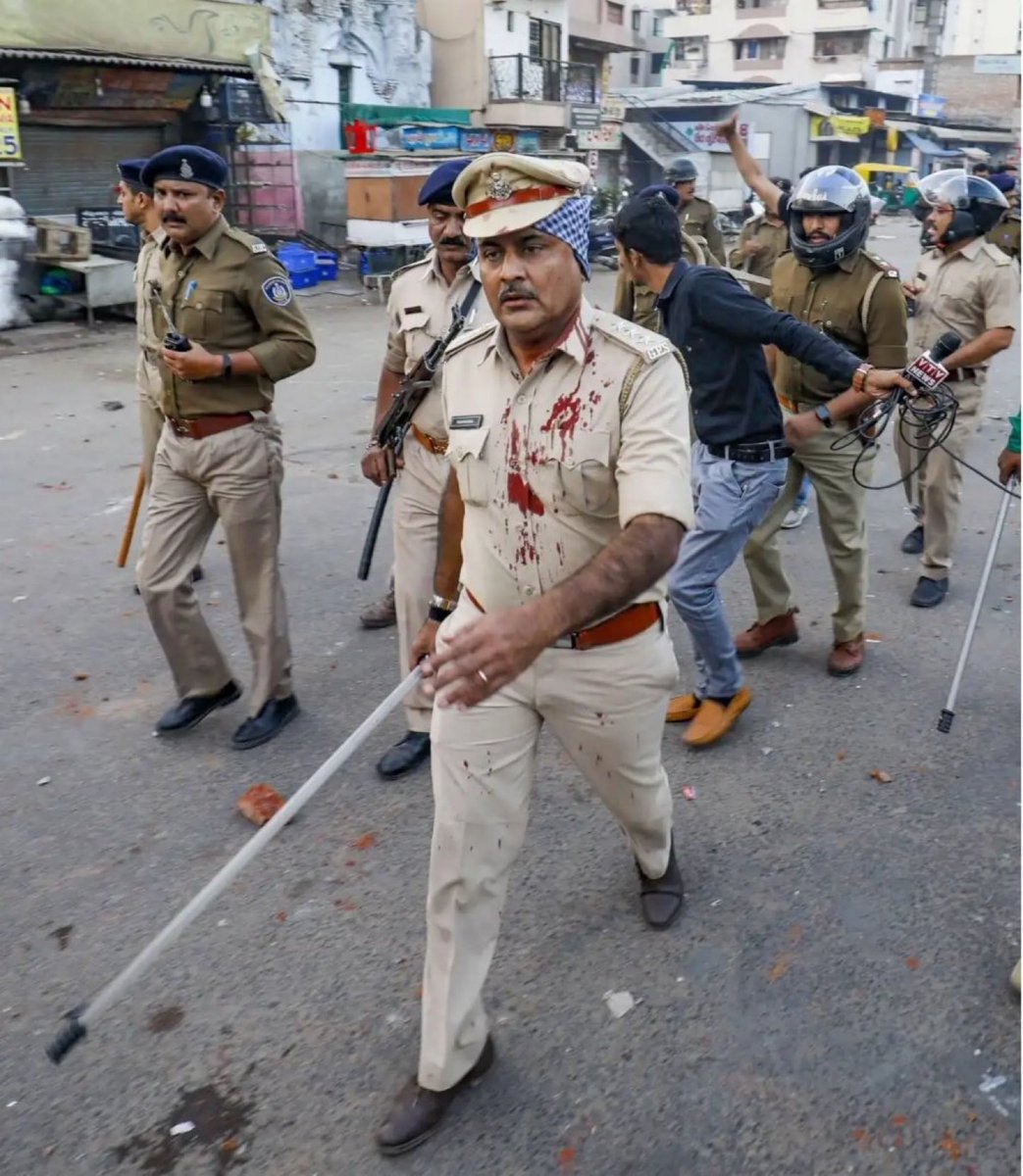 Harshupandya's tweet photo. SALUTE #AHMEDABAD_POLICE AND #POLICE_FORCE IN INDIA
#AhmedabadPolice #gujaratpolice
#ISupportCAA_NRC
@Payal_Rohatgi @Sangram_Sanjeet @YogiDevnathji @mvikashahir @bhikhubhaidbjp @nageenshekhawat @Real_Anuj https://t.co/ndKjUJZ4AB