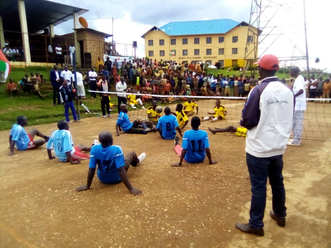 EuphremNd's tweet photo. #Burundi
Célébratº de la journée dédiée aux personnes handicapées ce 5di en commune #Rutegama.
Pr agrémenter les cérémonies, un match de #Volley a opposé l'équipe de Muramvya (#RWEMBE_STAR) et celle de Bujumbura (#UPHB).
L'équipe de Muramvya a remporté sur un score de 2 Set 0 https://t.co/RLOe69wSei