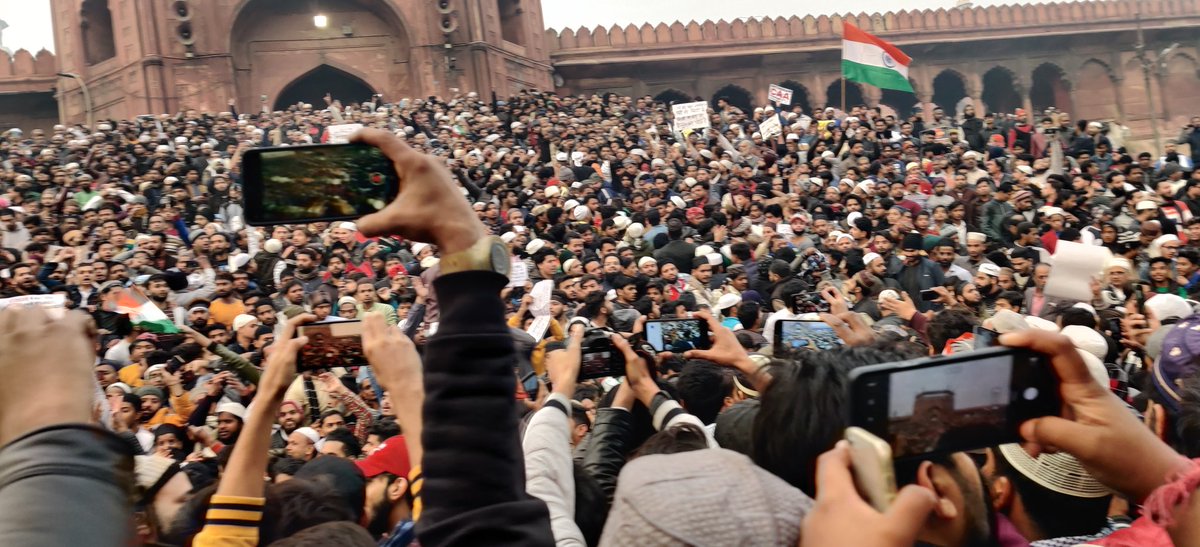 There was a huge crowd as Chandra shekhar Azad the leader of Bhim army  was there for the protest at Jama Masjid...
#IndiaAgainstCAA 
#CAAProtest 
#Jamamasjidprotest 
#DelhiProtests