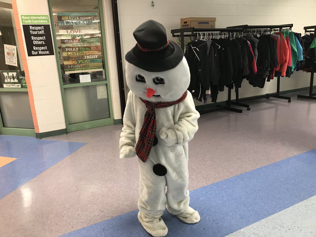 Getting ready to greet students and teachers with holiday cheer.  Way to start the last day before break!! Happy Holidays! <a href="/principalmesser/">Eric Messer</a> #mistrong #MasonMoment