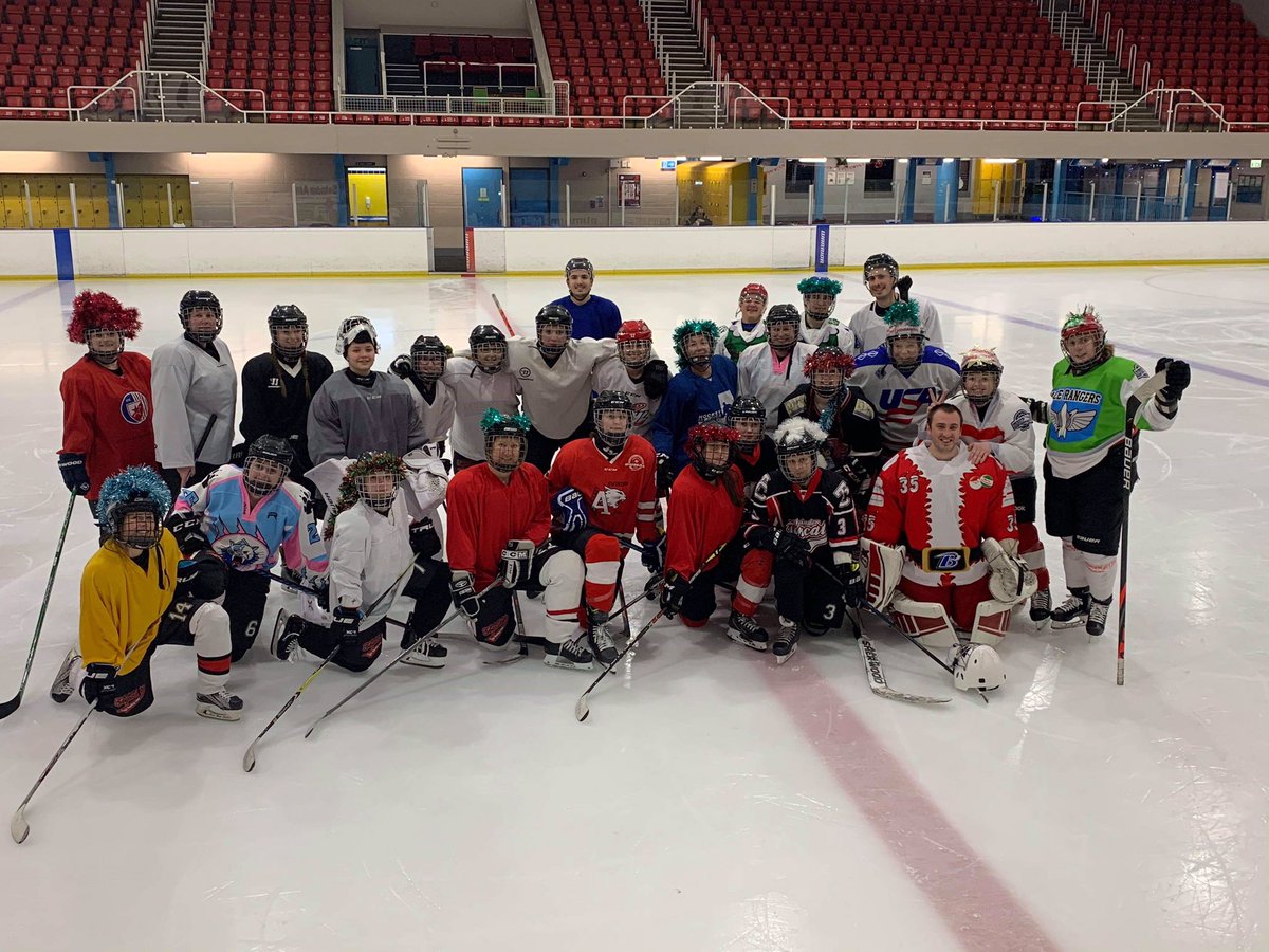 TopcatsSwindon's tweet photo. Christmas pizza 🍕 n skate 🏒 done 🎄! Merry Christmas and Happy New Year from all the Topcats 🎅🏻 See you in 2020 💥 https://t.co/VwIGkzSsoN