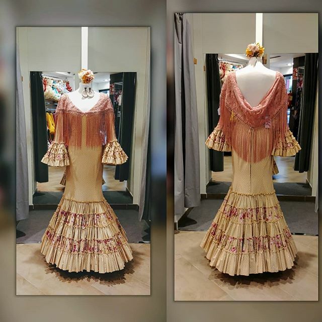 #TrajesdeFlamenca #ModaFlamenca #Sevilla A mal tiempo buena cara coralinas!! Aqui os dejo un #trajedeflamenca super #elegante de la talla 36 canastero camel lunar blanco combinado con estampado de #oferta. Que la lluvia no te pare coge el paraguas y vent… ift.tt/35JypcW
