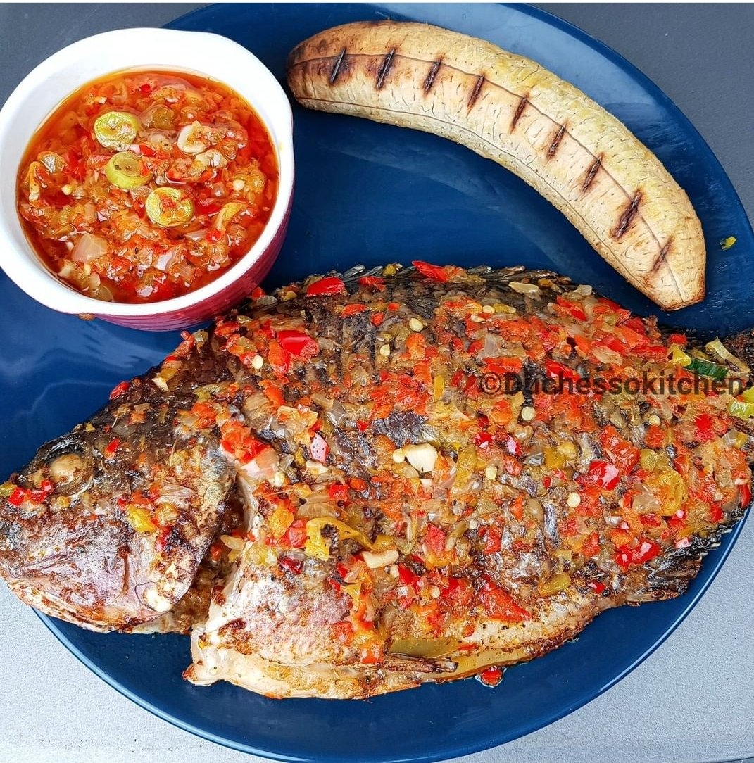 DuchessOKitchen's tweet photo. ____⠀
Grilled Fish with mixed pepper sauce, served with grilled plantain. https://t.co/kxBi0FyXTJ