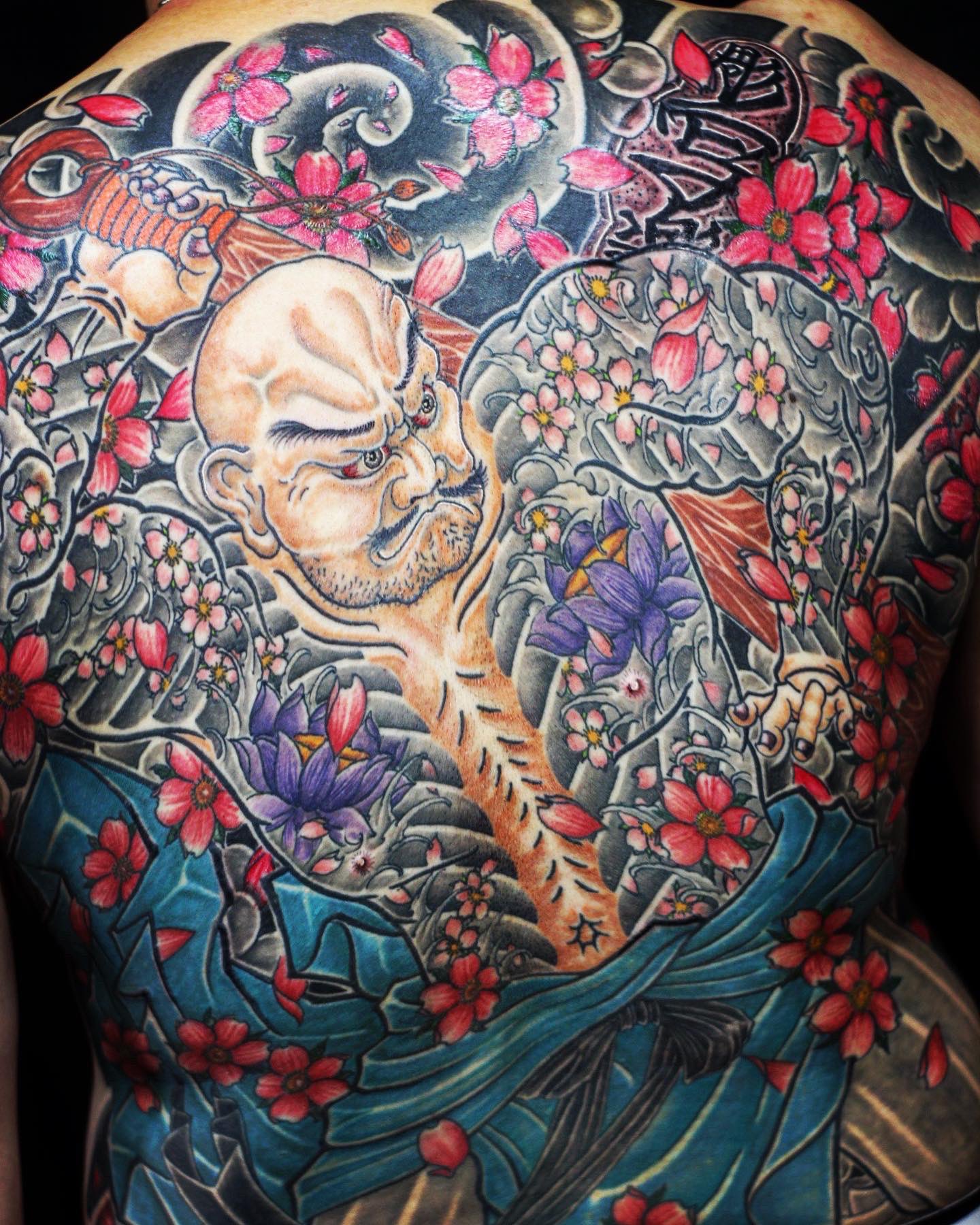 刺青師 彫写楽 Tattooist Gappi 花和尚と桜吹雪を額に 何とか年内に完成 ありがとうございました お疲れ様でした 刺青 和彫り 額 桜吹雪 タトゥー 背中 花和尚 水滸伝 ボカシ 金魚 Tattoo Wabori Tattooist