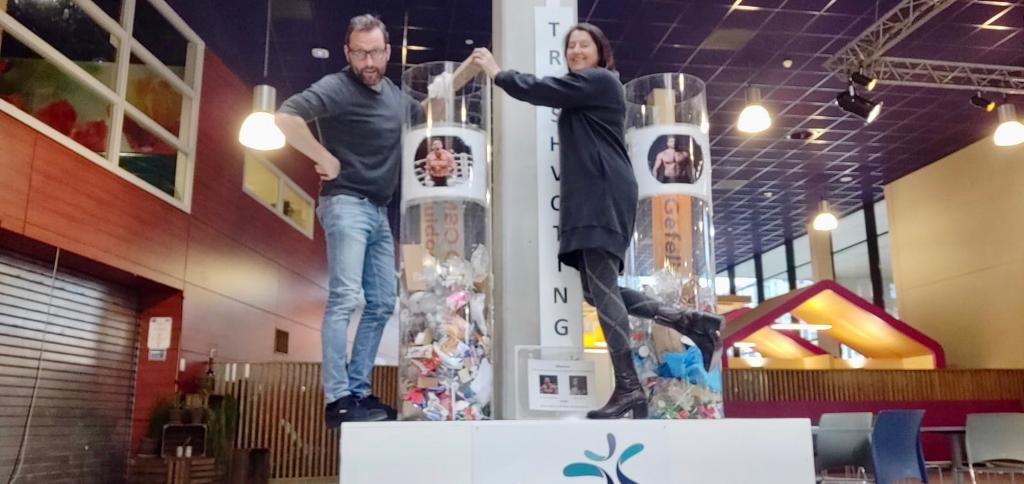 jacdewit's tweet photo. Morgen grote kickbokswedstrijd @GLORY_WS. In de kantine @MBOZuidoost is de trashvoting begonnen. Met een kleine voorsprong voor... https://t.co/L5bmwmdgGZ