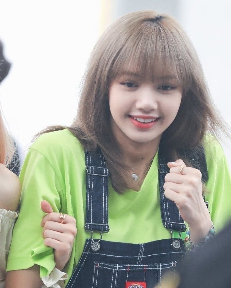 https://t.co/CN66EQrR8F (Indonesian article) Fashionable Style of 6 K-pop  Stars Wear a Neon Green Shirt There is Lisa #BLACKPINK Not many people can  look fashionable when wearing green neon clothes. 1- #LISA 2- #