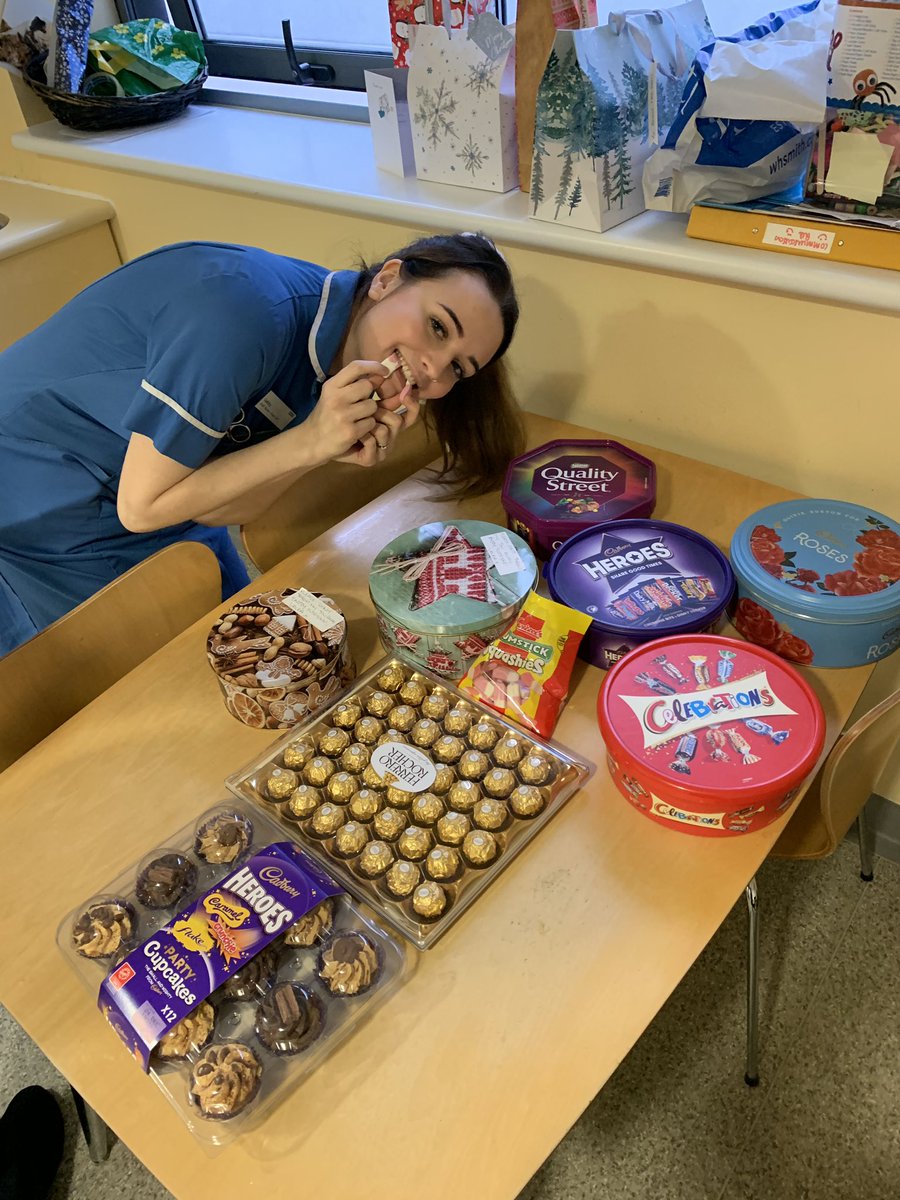 EmilyPa31286872's tweet photo. Christmas treats on #teamC10 🎄🎅⛄️❄️👩🏽‍⚕️ @joannemohammed2 @LaurenBaron3 @GabriellaJay2 @MollyRe97879691 @ishaq_nafeesa @NaomiR93 https://t.co/a2h9UcZk5x