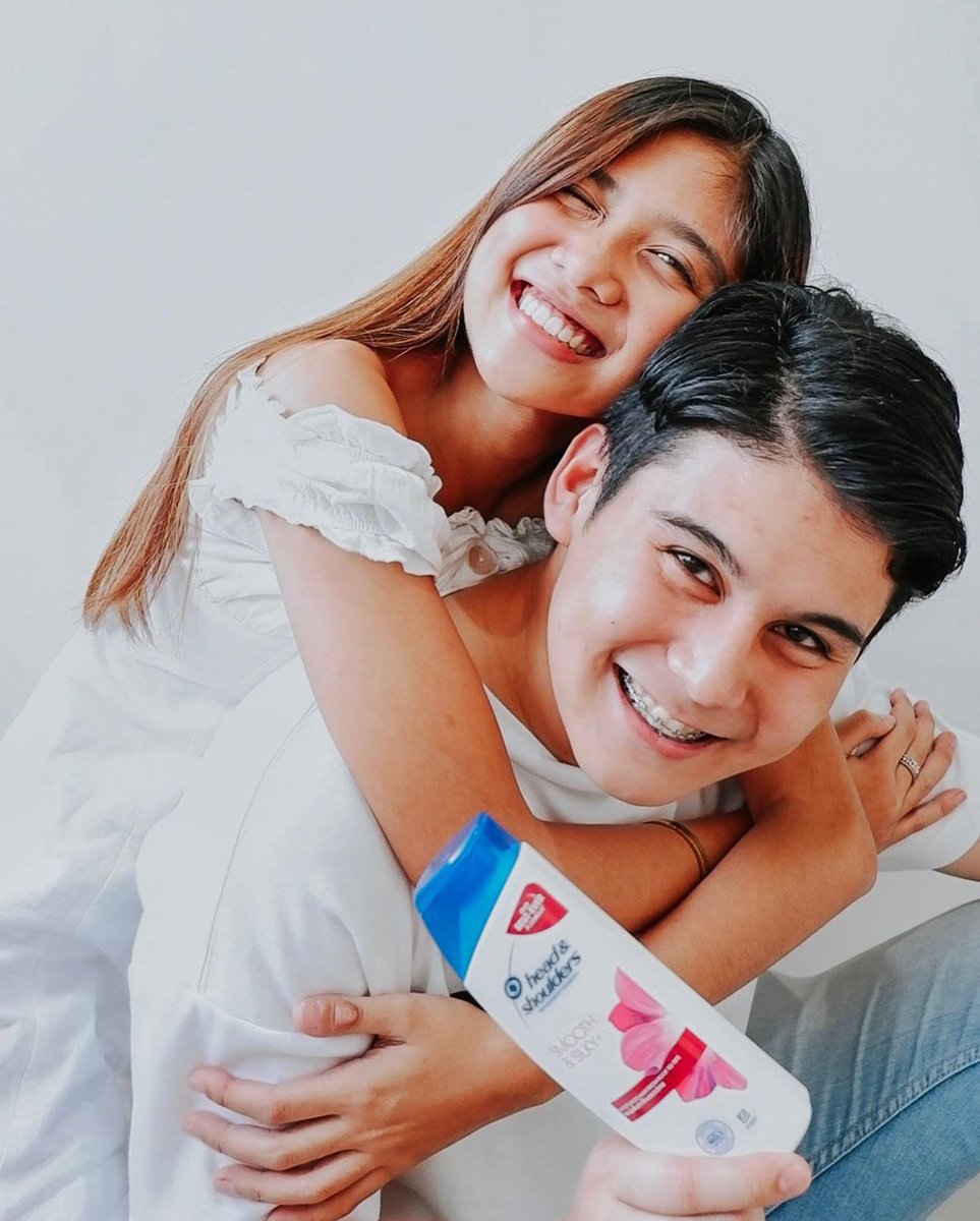 HeadShouldersPh's tweet photo. #ScalpExpert buddies!
@AshleyOGarcia and her bestie checks each other’s scalps to show a healthy dandruff-free hair. Get the same level of closeness with your family and friends with Head &amp; Shoulders.
   
#HeadandShouldersPH #HeadsTogether #haircare #shampoo #haircareroutine https://t.co/9y4o9olyvy