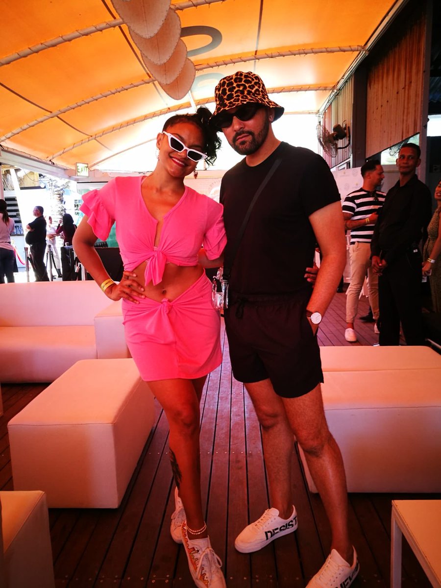 ShirazReddy's tweet image. Also a young #Fbf to the recent #cosmosummer seen here with my faves @daninenaidoo @TiaBlack007 @laurenparis19 &amp;amp; the bucket hat everyone asked about is from @WOOLWORTHS_SA 😎