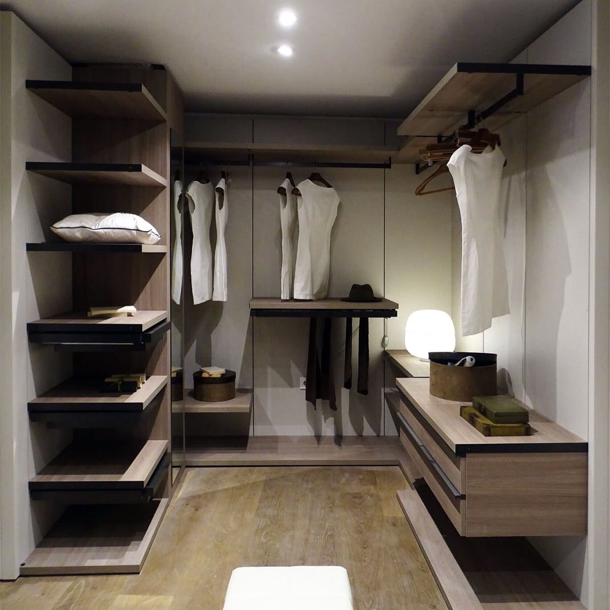 axtresestudio's tweet photo. Vestidores que invitan al orden #axtres #walkincloset #deco #inspiracion #interiorismo #interiordesign #diseñointerior

[Si quieres decorar tu casa o negocio, escríbenos a info@axtresestudio.es o visítanos en la calle Asturias 7 de Oviedo] https://t.co/x19IaDxA8w