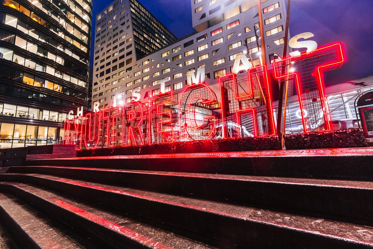 Wij wensen iedereen in ons netwerk Merry #ChristmasinUtrecht! Met dank aan onze participanten <a href="/GemeenteUtrecht/">Gemeente Utrecht</a> <a href="/ProRail/">ProRail</a> en <a href="/NS_Stations/">NS Stations</a> die het initiatief namen voor deze levensgrote kerstwens bij station Utrecht Centraal. Tot volgend jaar! ✨ (foto door @ID310_) #fijnefeestdagen