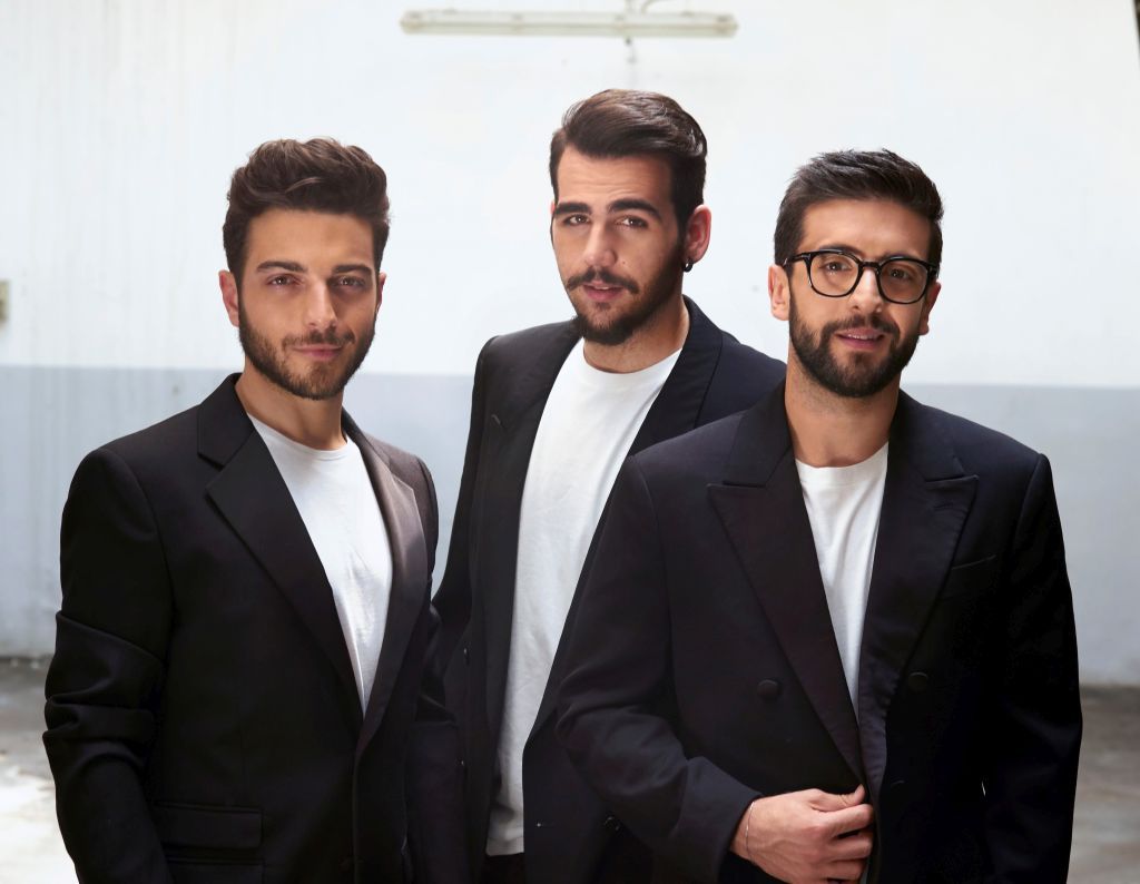 TheWay_Mag's tweet photo. Live davanti la Stazione Centrale di Milano per Il Volo: il 2019 chiude in bellezza #senstation #ilvolo #tim @GianGinoble @ilvolosicilia @IlVoloversInter https://t.co/cyJ4xWob31 https://t.co/qqIKyoMkFQ