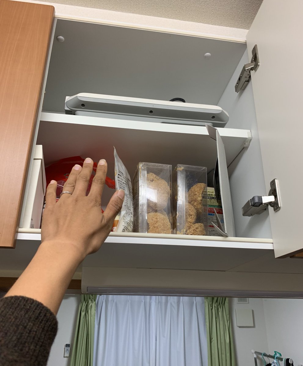 篠 マンションとアパートのキッチンデザイン 私身長162cmで 女性の平均身長よりあるけど 上の段には全然届かない 皆さんどうしてるんだろう 脚立使う この収納そこまで高い位置に作る必要があったんだろうか と思えてくる