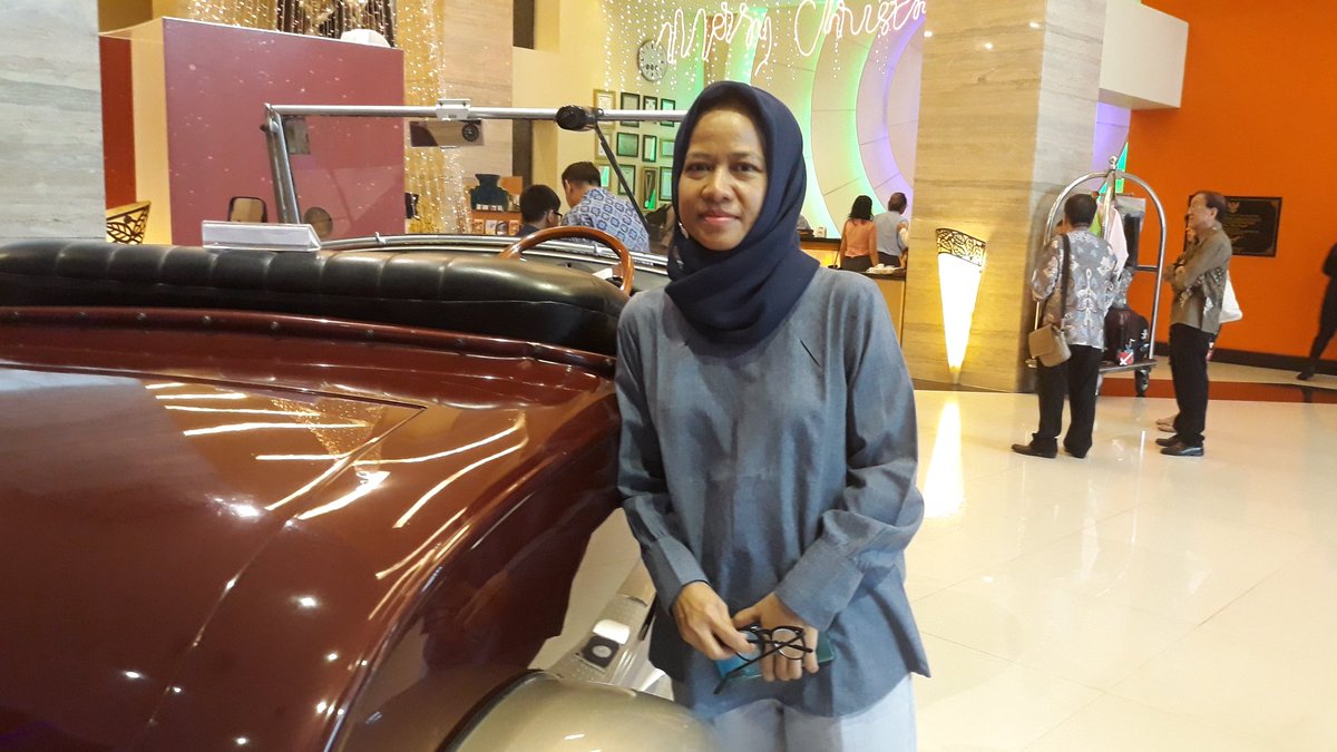 Prie_GS's tweet photo. Istriku sering sedih karena aku malas mengantarnya belanja. Melihatnya sedih aku jadi ikut sedih. Sebenarnya aku ingin menghiburnya tetapi keburu heran mengapa ia tak sedih lagi. Aku baru tahu jawabannya siang ini: istriku telah pintar belanja on line. 
Ganti aku yang  sedih. https://t.co/UHzR1uS5Uu