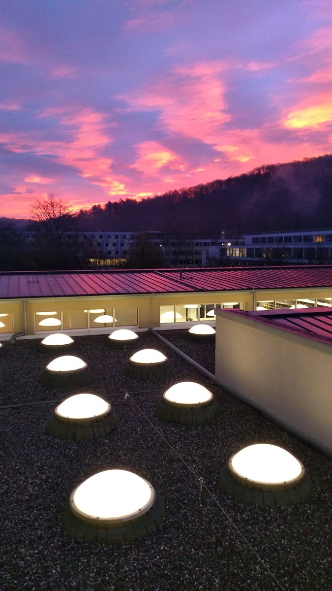 Was für ein spaktakulärer #Sonnenaufgang über dem #Saarland heute...😍
Aufnahme aus dem zweiten Stock, mit Blick über die auch von oben wunderschönen Lichinstallationen der Haupthalle auf das Audimax-Gebäude.

Wir wünschen eine #Weihnachtszeit so schön wie dieser Himmel. 😊