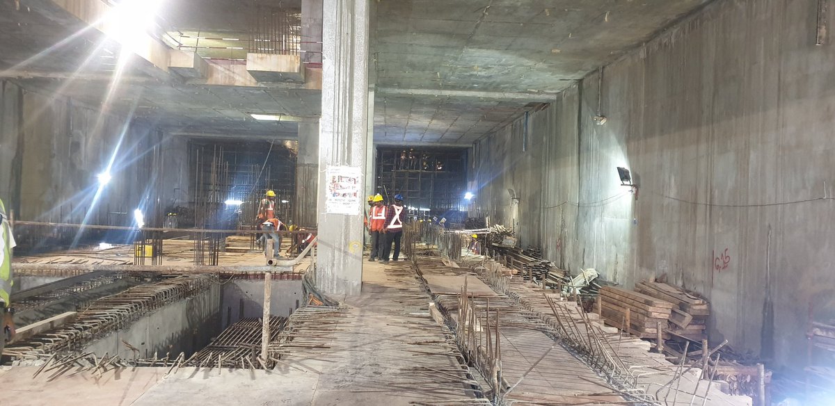 AshwiniBhide's tweet photo. #CSMT station of @MumbaiMetro3 shaping up as #PlatformSlab &amp; #Staircase works begin while #TBM shaft area awaits completion of #tunnelling from #CSMT to #MumbaiCentral by mid February 2020. https://t.co/EYyDUsIbza