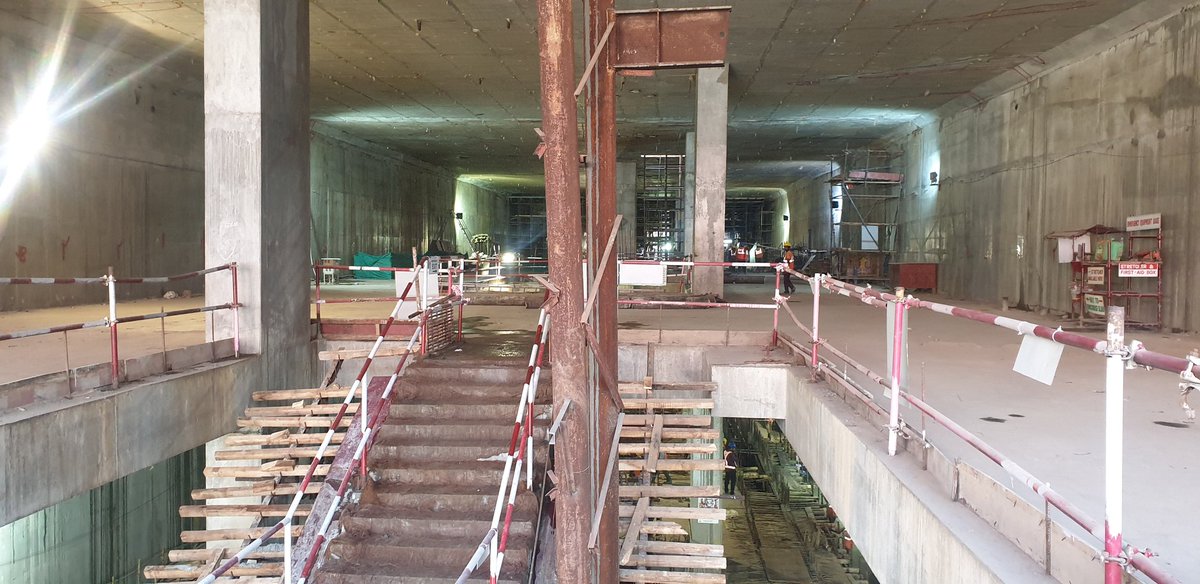 AshwiniBhide's tweet photo. #CSMT station of @MumbaiMetro3 shaping up as #PlatformSlab &amp; #Staircase works begin while #TBM shaft area awaits completion of #tunnelling from #CSMT to #MumbaiCentral by mid February 2020. https://t.co/EYyDUsIbza