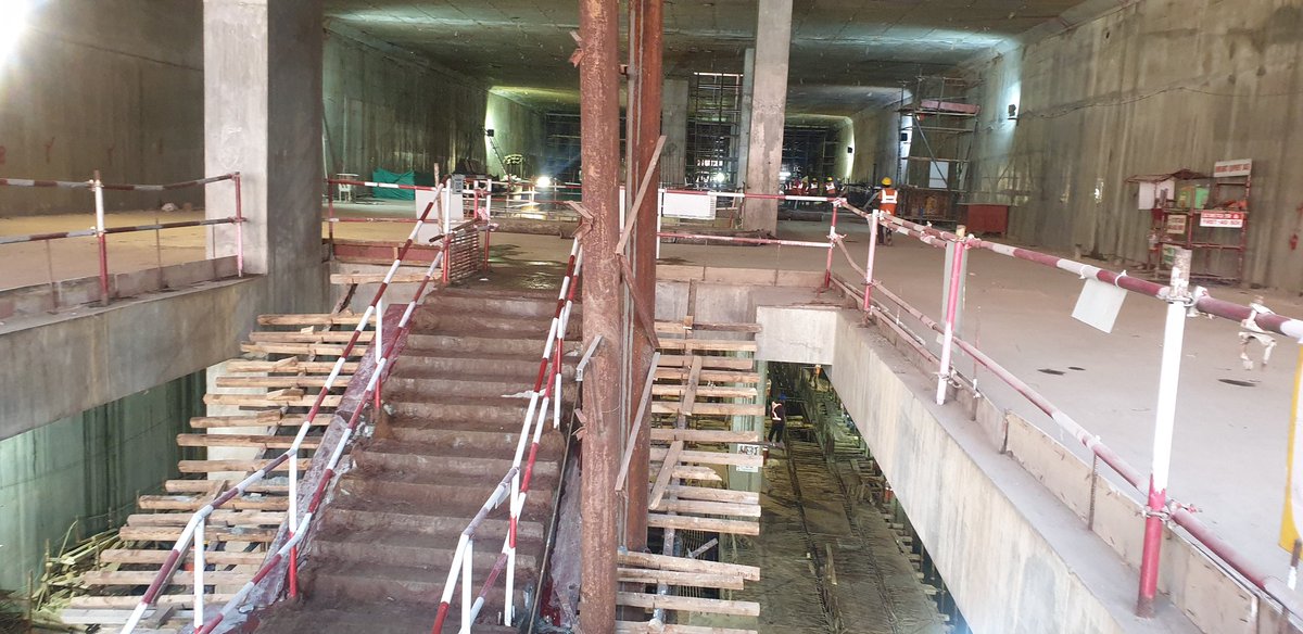 AshwiniBhide's tweet photo. #CSMT station of @MumbaiMetro3 shaping up as #PlatformSlab &amp; #Staircase works begin while #TBM shaft area awaits completion of #tunnelling from #CSMT to #MumbaiCentral by mid February 2020. https://t.co/EYyDUsIbza
