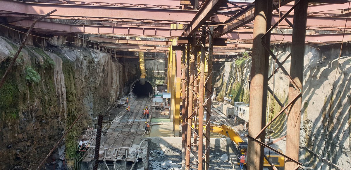 AshwiniBhide's tweet photo. #CSMT station of @MumbaiMetro3 shaping up as #PlatformSlab &amp; #Staircase works begin while #TBM shaft area awaits completion of #tunnelling from #CSMT to #MumbaiCentral by mid February 2020. https://t.co/EYyDUsIbza